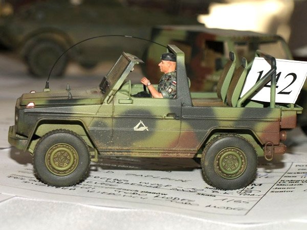 Toro 35F30 10 Brygada Kawalerii Pancernej - Kierowca Mercedesa 250GD Figurka wraz z kalkomanią 1/35