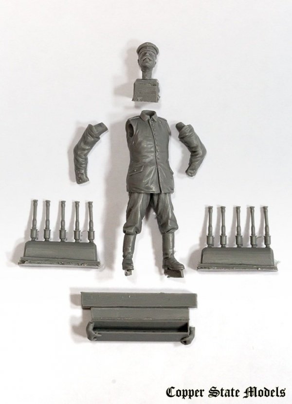 Copper State Models F32-004 German aerodrome personnel with grenades crate 1:32