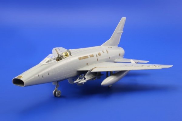 Eduard 73363 F-100C S. A. 1/72 TRUMPETER