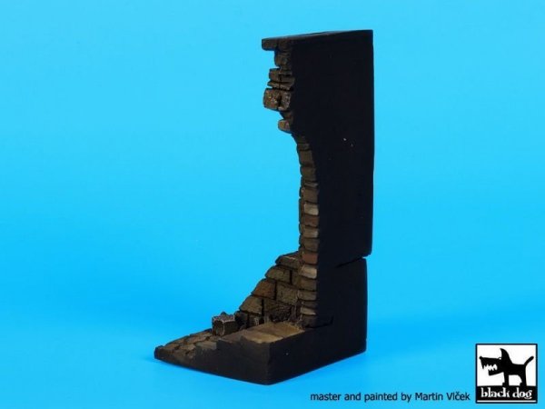 Black Dog D35072 Ruined entrance with stairs base 1/35