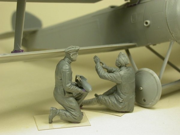Copper State Models F32-028 RFC Air Mechanics installing the bombs 1:32