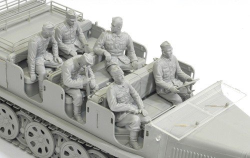 Dragon 6545 Sd.Kfz.7 8t Half-Track Early Production w/Crew (1:35)