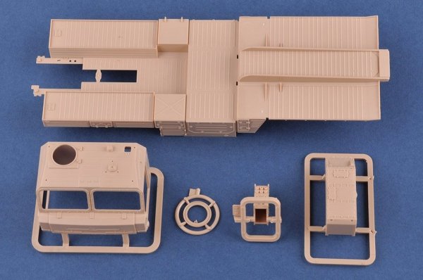 Hobby Boss 85517 Russian BAZ-64022 with 5P85TE2 TEL S-400 (1:35)