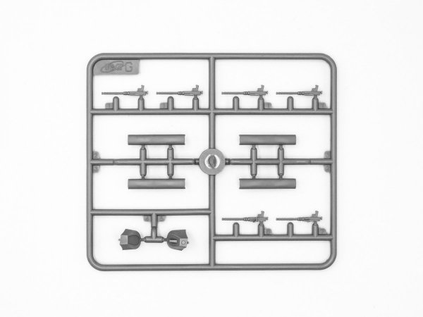 ICM 48229 Ju 88A-4 with German Ground Personnel and Torpedo Trailers 1/48