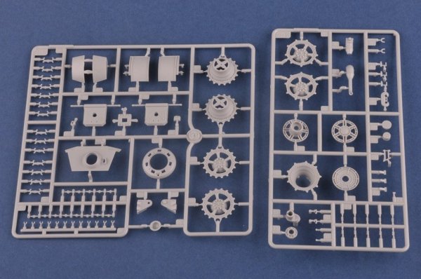 Hobby Boss 84533 Pz.Kpfw.VI Sd.Kfz.182 Tiger II (Henschel July-1945 Production) (1:35)