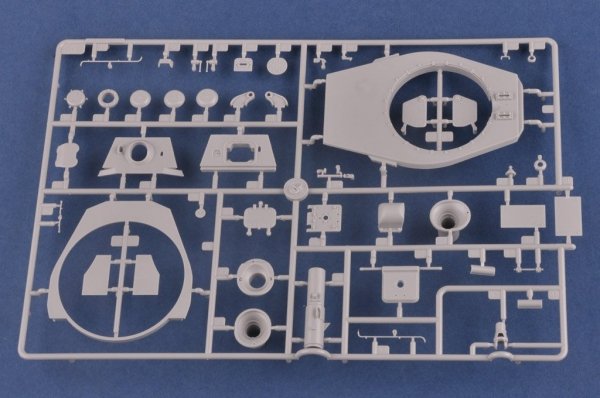 Hobby Boss 84533 Pz.Kpfw.VI Sd.Kfz.182 Tiger II (Henschel July-1945 Production) (1:35)