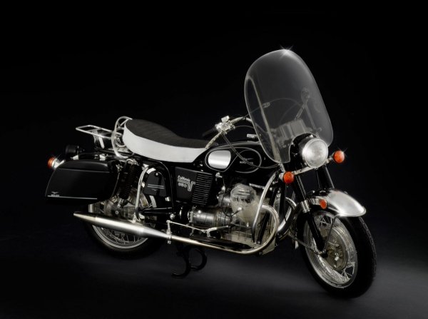 Italeri 4513 MOTO GUZZI V850 California 1/6