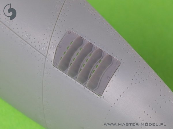 Master AM-32-138 P-51 Mustang - pokrywa wlotu powietrza do gaźnika - typ z żaluzjami dla RAF - wersja B (do modelu Tamiya) 1/32