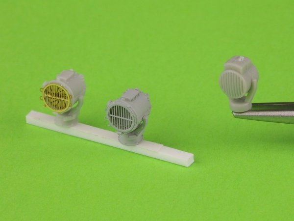 Master SM-350-115 SMS Emden - German searchlight 1,1m 1/350