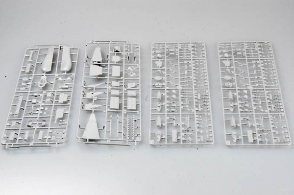 Trumpeter 04521 Russian cruiser Admiral Lazarev Ex-Frunze (1:350)