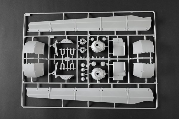 Trumpeter 00949 Pz.Kpfw.VI Sd.Kfz.182 Tiger II (Henschel 105mm) 1/16