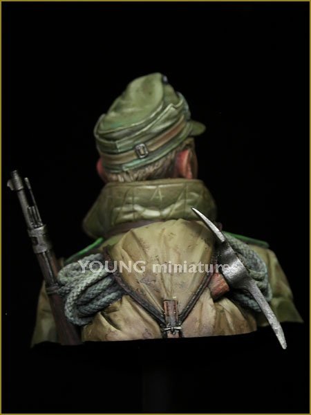 Young Miniatures YM1836 GERMAN GEBIRGSJAGER 1942 1/10