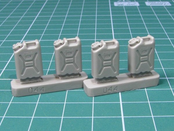 EUREKA XXL E-044 US Military Water Canisters 1:35