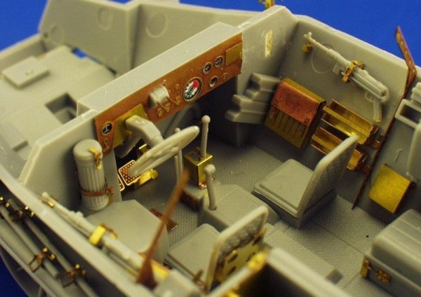 Eduard 35795 Sd. Kfz.251/7 Ausf. C Pioneerwagen 1/35 Dragon