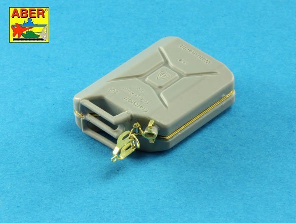Aber 16158A German WW II 20L Jerry Can closings &amp; 200L fuel drum covers (choice A) (1:16)