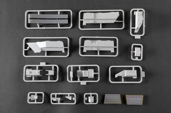 Trumpeter 06751 Queen Elizabeth Aircraft Carrier 1/700