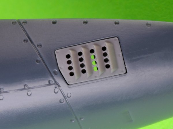 Master AM-48-193 P-51 Mustang - pokrywa wlotu powietrza do gaźnika - typ z żaluzjami dla RAF - wersja A (do modelu Meng) 1/48