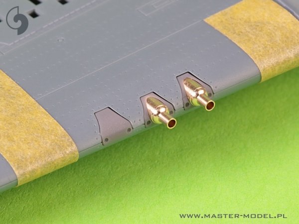 Master AM-48-181 Curtiss P-40 L, N wczesny -  celownik, rurka Pitota oraz 4 x owiewki km-ów Browning .50 z żywicznym mocowaniem do modelu EDUARD 1/48