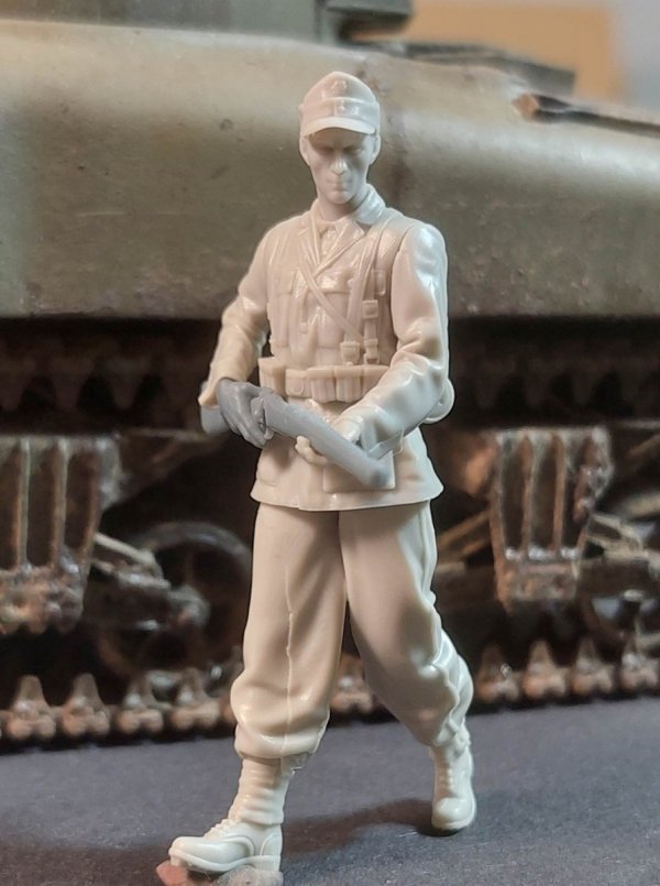 Panzer Art FI35-187 Waffen-SS Grenadier walking 1/35