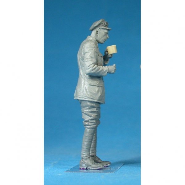 Copper State Models F35-002 British Armoured Car Division Serviceman on Tea Break 1/35