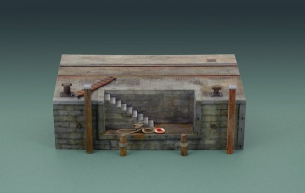 Italeri 5615 Dock with Stairs (1:35)