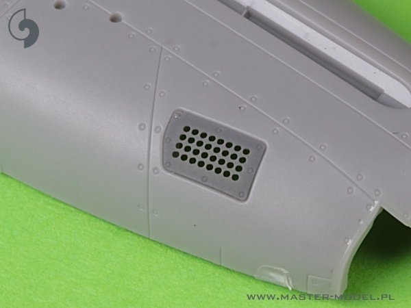 Master AM-72-171 P-51 Mustang - pokrywa wlotu powietrza do gaźnika - typ standardowy z otworami (do modelu Arma Hobby) 1/72