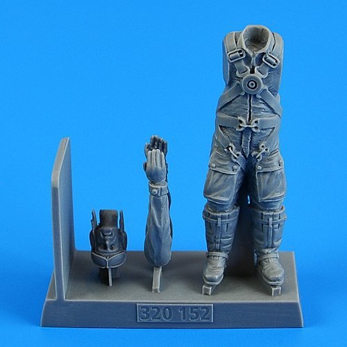 Aerobonus 320152 Luftwaffe WWII Pilot with a parachute 1/32