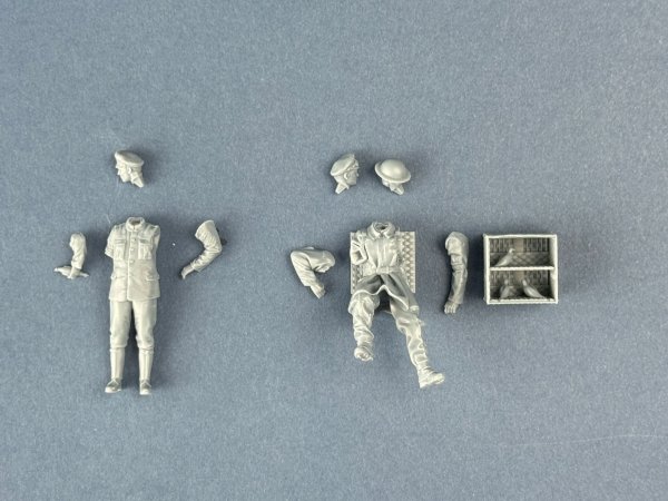 Copper State Models F35-059 British Dispatch Rider taking carrier pigeons to the front line ( Motorcycle not included) 1/35