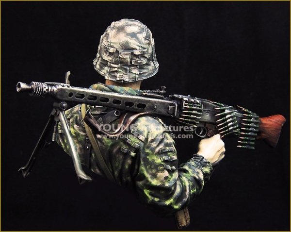 Young Miniatures YM1869 Waffen SS Young Machine Gunner 1944 1/10