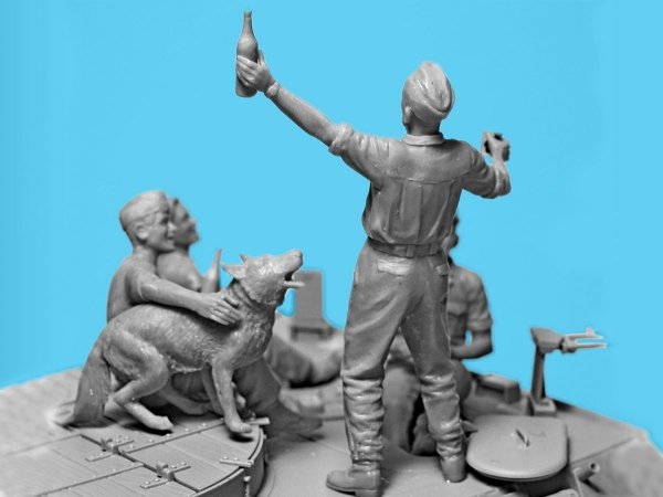 ICM 35343 Prost! Between Battles on Bergepanther WWII German Tankmen with Bergepanther 1/35