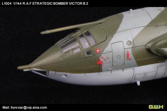 Lion Roar L1004 R.A.F. Strategic Bomber VICTOR B2 1/144