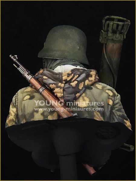 Young Miniatures YM1865 German Waffen SS with Panzerschreck 1/10