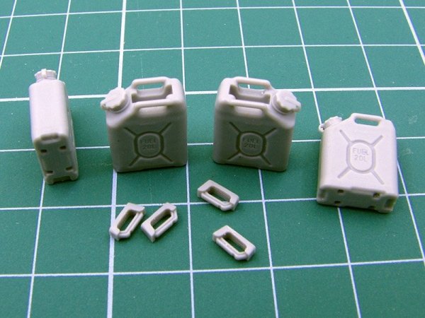 EUREKA XXL E-045 US Military Fuel Canisters 1:35