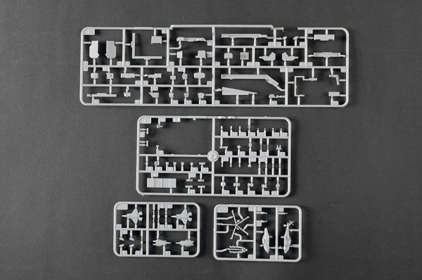 Trumpeter 06751 Queen Elizabeth Aircraft Carrier 1/700