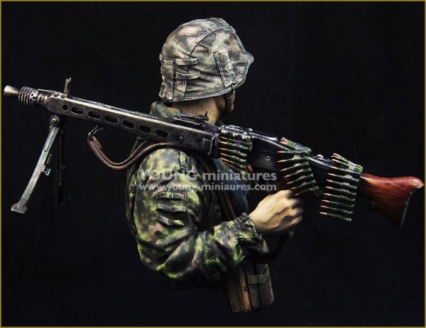 Young Miniatures YM1869 Waffen SS Young Machine Gunner 1944 1/10
