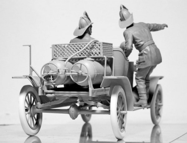 ICM 24006 American Fire Truck Crew (1910s) (2 figures) (1:24)