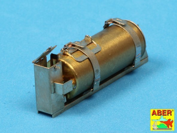 Aber 16027 Fire extinguisher with brackets used on German tanks, assault guns and other vehicles (1:16)