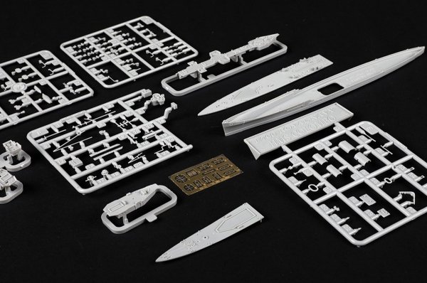 Trumpeter 06742 HMS Colombo 1/700
