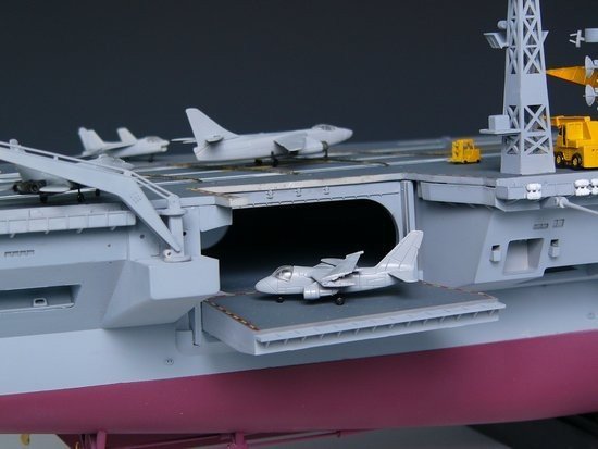 Trumpeter 05605 U.S. CVN-68 Nimitz aircraft carrier 1975 (1:350)