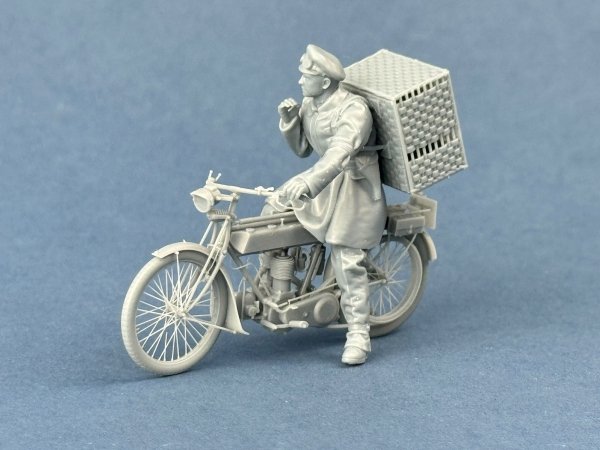 Copper State Models F32-063 British Dispatch Rider with a basket of pigeons (Motorcycle not included) 1/32