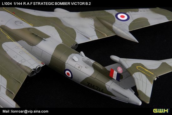 Lion Roar L1004 R.A.F. Strategic Bomber VICTOR B2 1/144