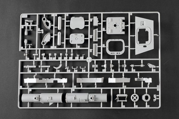 Trumpeter 00949 Pz.Kpfw.VI Sd.Kfz.182 Tiger II (Henschel 105mm) 1/16