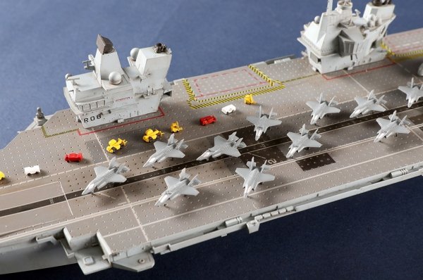Trumpeter 06751 Queen Elizabeth Aircraft Carrier 1/700