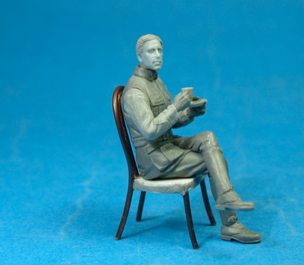 Copper State Models F32-050 French airman coffee with croissant 1/32