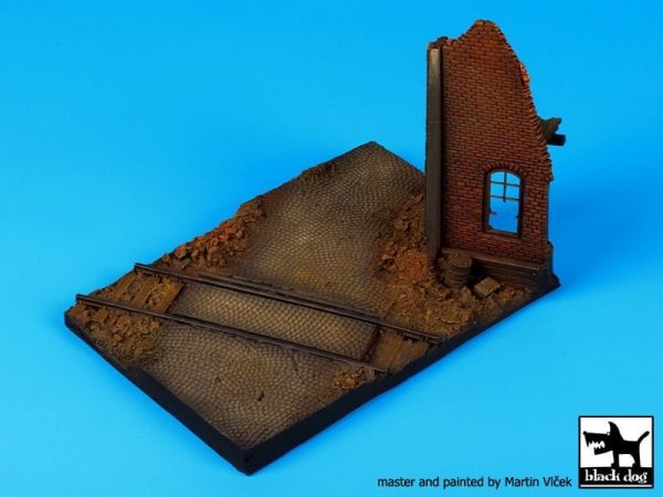 Black Dog D72018 Ruined house with railway crossing base 1/72