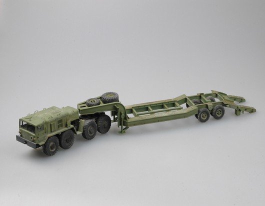 Trumpeter 00212 MAZ-537G Late Production type with MAZ/ChMZAP-5247G semitraii (1:35)