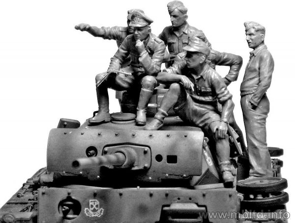 Master Box 3561 Rommel and German Tank Crew (DAK, 1941-1943) 1/35
