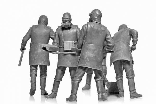 ICM 35903 Chernobyl 3. Rubble cleaners (5 figures) 1/35