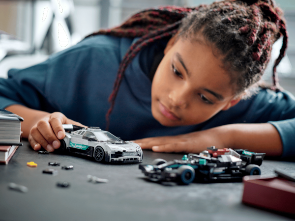 LEGO 76909 Mercedes-AMG F1 W12 E Performance i Mercedes-AMG ONE