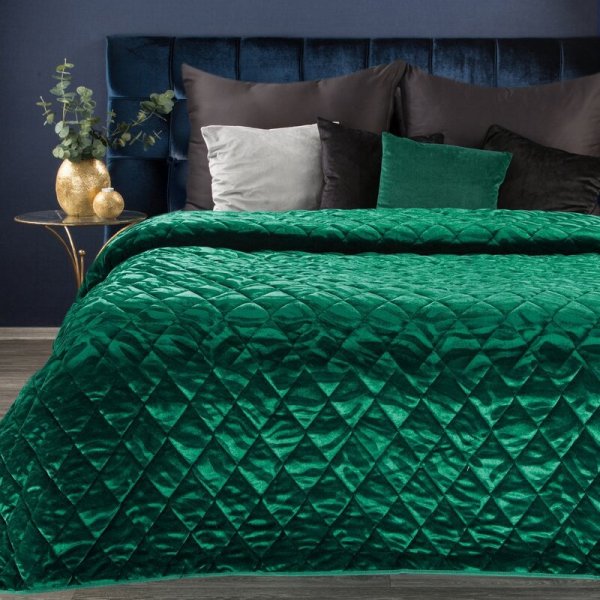 EUROFIRANY PREMIUM Narzuta KRISTIN 3 z miękkiego welwetu przeszywana w geometryczny wzór 220x240cm ciemny zielony